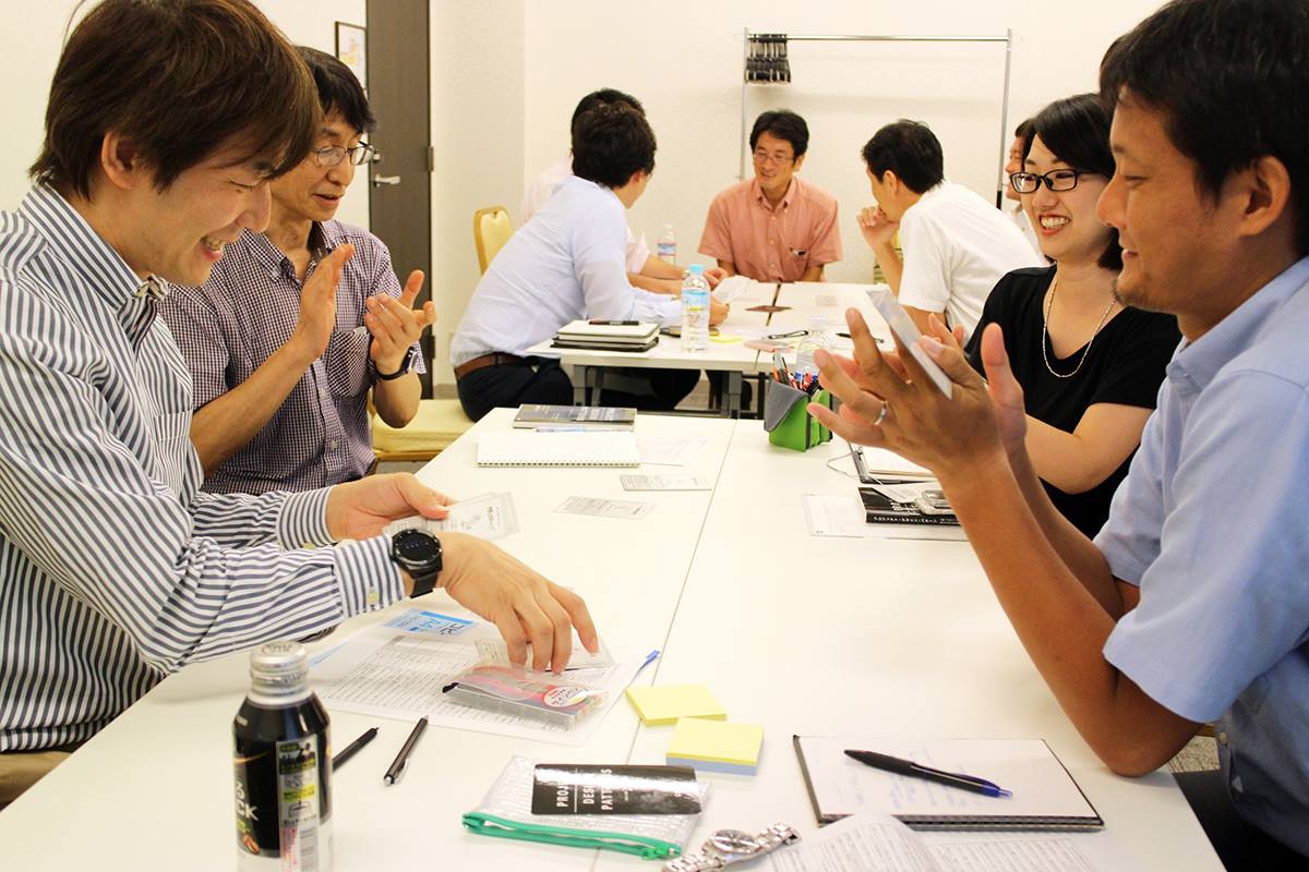 共通言語を使いながら理念について対話するチームのイメージ