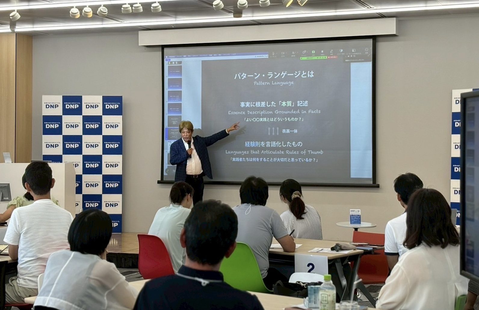 パターン・ランゲージについて講演する井庭崇